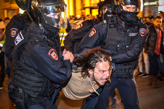 지난 21일 러시아 모스크바에서 열린 동원령 반대 집회에서 한 남성이 경찰에게 끌려가고 있다. 〈사진=AFP 연합뉴스〉