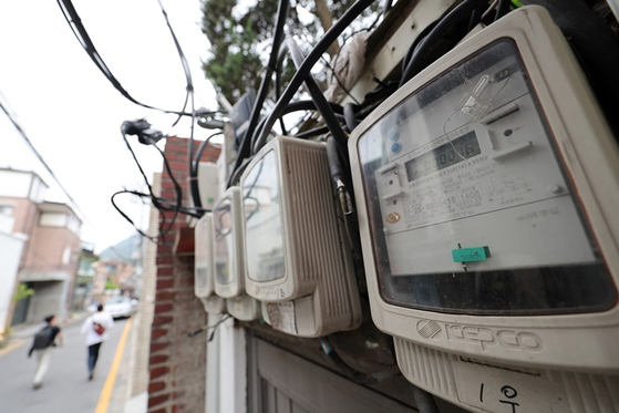 서울의 한 주택가에 있는 전기계량기. 〈사진-연합뉴스〉 