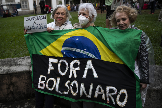 보우소나루 대통령에 반대하는 브라질의 시위. 브라질은 대선을 앞두고 갈등의 골이 깊어졌습니다. (사진=AP연합뉴스)