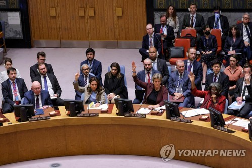 유엔 안보리 회의서 러시아 규탄 결의안 찬성하는 서방 주요국 대사들 〈사진-연합뉴스〉