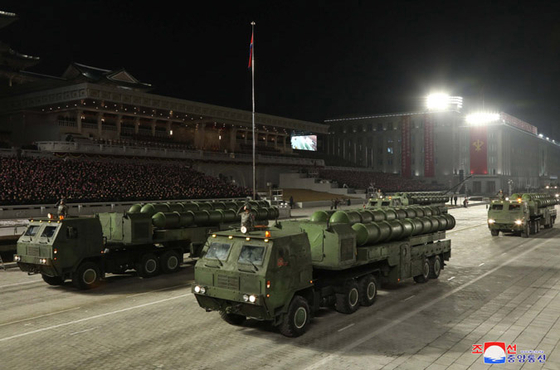 2021년 1월 14일 북한 평양에서 열린 당 제8차 대회 기념 열병식에서 지대지 순항미사일로 추정되는 무기가 등장하고 있다. 〈사진=조선중앙통신〉