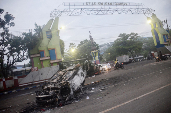 현지시간 2일 인도네시아 동부 자바 칸주루한 축구 경기장에서 난동이 발생해 120여명이 숨졌다. 사진은 경기장 앞 불에 탄 자동차. 〈사진=AP 연합뉴스〉