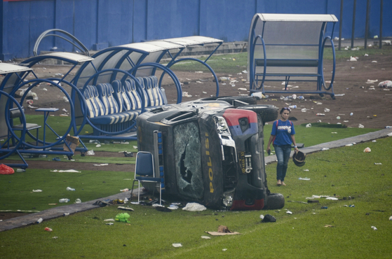 폭동이 발생한 칸주루한 경기장에서 부서진 경찰차. 〈사진=EPA 연합뉴스〉