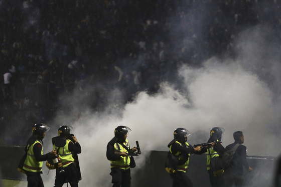경찰들이 폭동이 발생한 칸주루한 경기장에서 최루탄을 쏘고 있는 모습. 〈사진=AP 연합뉴스〉