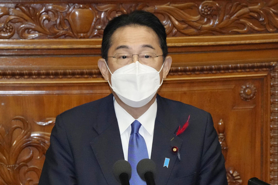 기시다 후미오 총리가 3일 개회한 일본 임시국회에서 연설하고 있다. 〈사진=AP 연합뉴스〉