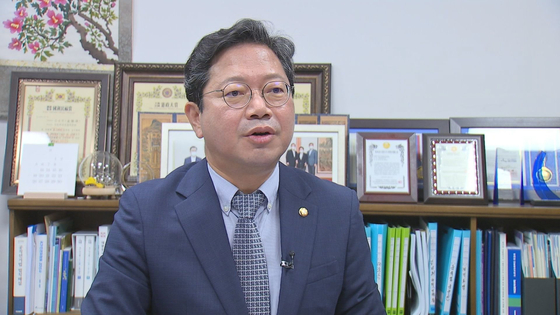 3일 오전 국회 의원회관에서 김승원 더불어민주당 의원이 JTBC 취재진과 인터뷰를 하고 있다. 〈사진=JTBC〉