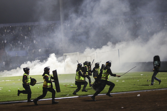 최루탄을 쏘며 진압에 나선 인도네시아 경찰. 〈사진=EPA 연합뉴스〉