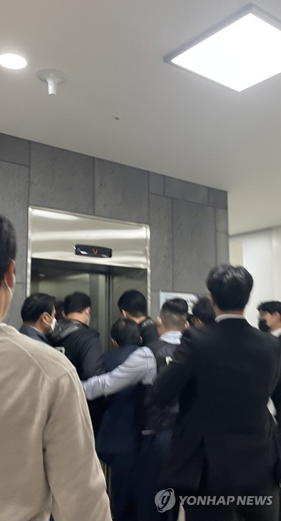 오늘 오후 6시 44분쯤 대전지법에서 열린 구속 전 피의자 심문을 마친 정명석 기독교복음선교회 총재가 둔산경찰서 유치장으로 이동하고 있다. 