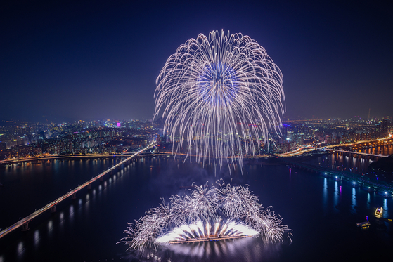 사진은 2019년 서울세계불꽃축제 모습. 〈사진=한화 제공〉