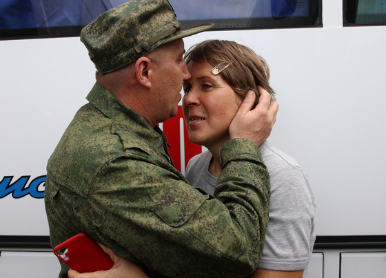 지난달 27일 크림반도 세바스토폴에서 한 여성이 징집된 러시아 예비역에게 작별 인사를 하고 있다. 〈사진=로이터 연합뉴스〉