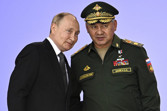 블라디미르 푸틴 러시아 대통령(왼쪽)과 세르게이 쇼이구 러시아 국방장관. 〈사진=AP 연합뉴스〉