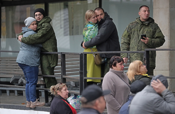 지난 6일 러시아 모스크바에 한 징병 사무소에서 동원된 이들이 가족들과 작별인사를 하고 있다. 〈사진=EPA 연합뉴스〉