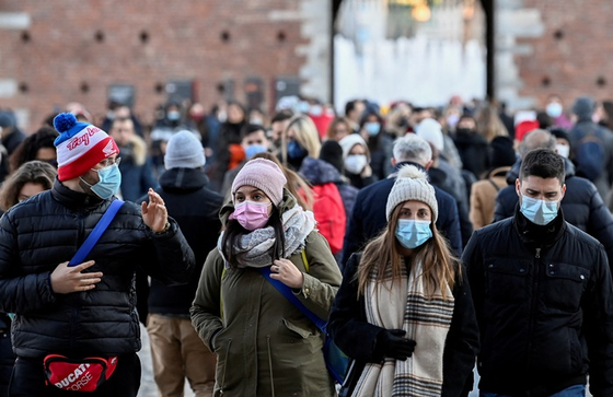 이탈리아 밀라노에서 마스크를 쓴 사람들. 〈사진-로이터·연합뉴스〉
