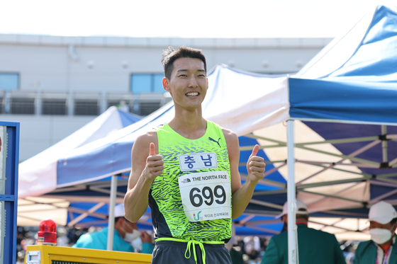 12일 오후 울산종합운동장에서 열린 제103회 전국체육대회 육상 남자일반부 높이뛰기 결승에서 2m15를 성공하며 금메달을 확정지은 우상혁(서천군청)이 취재진을 향해 엄지를 치켜들고 있다. 〈출처=연합뉴스〉