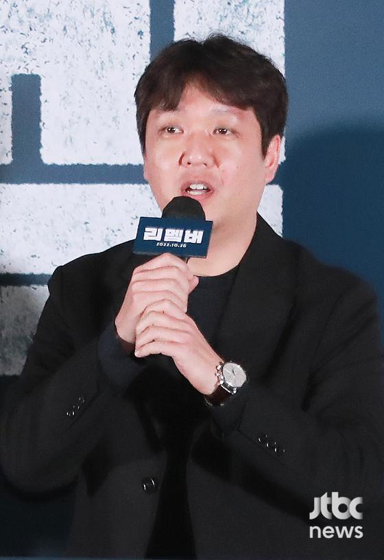 이일형 감독이 12일 서울 용산구 CGV 용산아이파크몰에서 열린 영화 '리멤버(이일형 감독)' 시사회에서 질문에 답하고 있다. | 박찬우 기자 park.chanwoo@jtbc.co.kr 〈사진=JTBC엔터뉴스〉