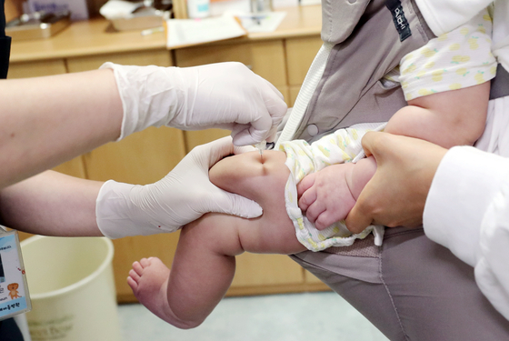 독감 주사 맞는 아이. 〈자료사진=연합뉴스〉