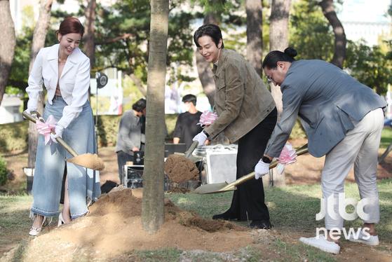 김한민 감독과 배우 김규리, 권율이 5일 오후 부산 에이펙(APEC)나루공원에서 故 강수연 전 부산국제영화제 집행위원장을 추모하기 위해 열린 '영화의 숲' 조성 행사에 참석해 포즈를 취하고 있다.  박세완 엔터뉴스팀 기자 park.sewan@jtbc.co.kr (콘텐트비즈니스본부)