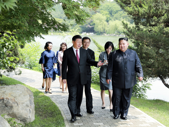 시진핑 중국 국가주석, 김정은 북한 국무위원장이 2019년 6월 21일 평양 금수산영빈관에서 산책을 하고 있다. (사진=연합뉴스)