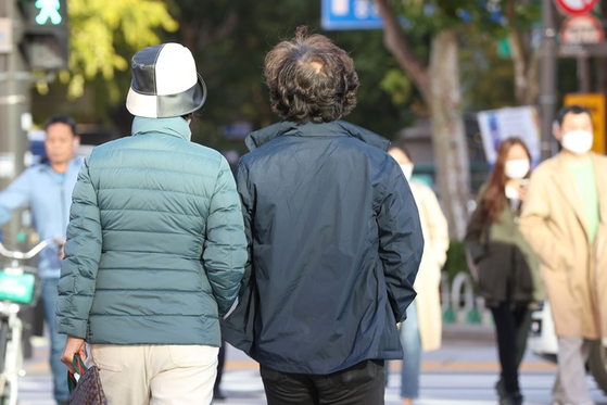 전국 곳곳에서 전날보다 기온이 내려간 오늘(17일) 오전 서울 광화문네거리에서 시민들이 횡단보도를 건너는 모습. 〈사진-연합뉴스〉