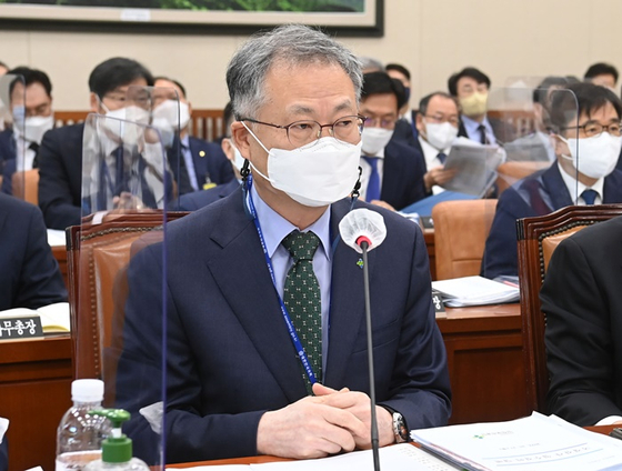 안종주 한국산업안전보건공단 이사장이 오늘(17일) 국회에서 열린 환경노동위원회의 고용노동부 산하기관 국정감사에서 최근 SPC 계열 SPL 제빵공장에서 직원이 숨진 사고와 관련해 의원들의 질의를 듣는 모습. 〈사진-국회사진기자단〉