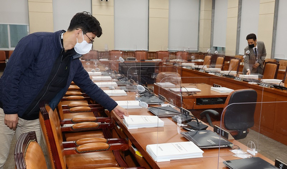 서울 여의도 국회 행정안전위원회 회의실에서 관계자가 여야 의원 자리에 국감 자료를 올려놓고 있다. 〈사진-연합뉴스〉