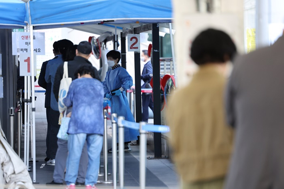 서울 용산구보건소 코로나19 선별진료소. 〈사진-연합뉴스〉