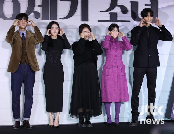 19일 오전 서울 CGV 용산아이파크몰에서 넷플릭스 오리지널 영화 '20세기 소녀' 제작보고회가 진행됐다. 방우리 감독과 함께 배우 김유정 변우석 노윤서 박정우가 참석해 영화에 대한 다채로운 이야기를 전했다. 영화는 21일 공개된다. | 김진경 기자 kim.jinkyung@jtbc.co.kr 〈사진=JTBC엔터뉴스〉