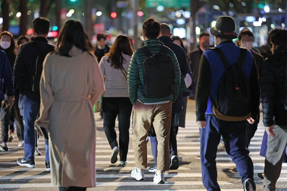 어제(18일) 오후 서울 종로구 광화문사거리에서 두꺼운 외투를 입은 시민들. 〈사진-연합뉴스〉