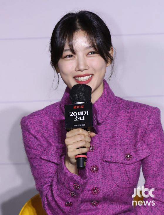 19일 오전 서울 CGV 용산아이파크몰에서 넷플릭스 오리지널 영화 '20세기 소녀' 제작보고회가 진행됐다. 방우리 감독과 함께 배우 김유정 변우석 노윤서 박정우가 참석해 영화에 대한 다채로운 이야기를 전했다. 영화는 21일 공개된다. | 김진경 기자 kim.jinkyung@jtbc.co.kr 〈사진=JTBC엔터뉴스〉