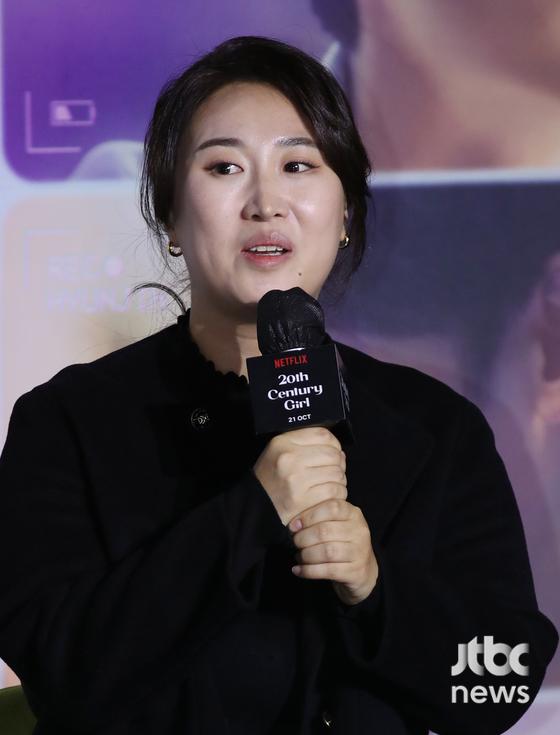 19일 오전 서울 CGV 용산아이파크몰에서 넷플릭스 오리지널 영화 '20세기 소녀' 제작보고회가 진행됐다. 방우리 감독과 함께 배우 김유정 변우석 노윤서 박정우가 참석해 영화에 대한 다채로운 이야기를 전했다. 영화는 21일 공개된다. | 김진경 기자 kim.jinkyung@jtbc.co.kr 〈사진=JTBC엔터뉴스〉