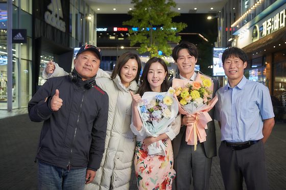 유해진·김희선 '달짝지근해' 크랭크업 "웃음과 공감의 영화"