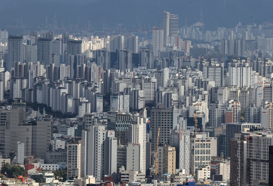 지난 10일 서울 인왕산에서 바라본 아파트와 주택 모습. 〈사진-연합뉴스〉 