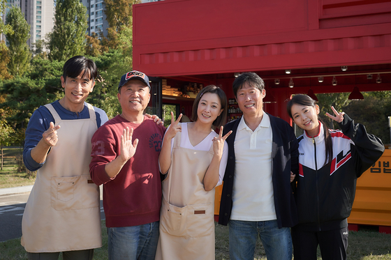 유해진·김희선 '달짝지근해' 크랭크업 "웃음과 공감의 영화"