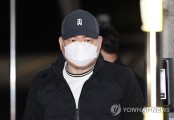 '대장동 사건' 핵심 유동규 출소…'8억원 의혹'엔 “죄송“