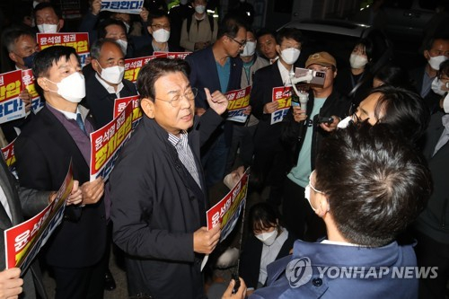 19일 서울 여의도 민주당사 앞에서 민주당 의원들이 민주연구원 압수수색에 나선 검찰 관계자들에게 항의하고 있다. 〈사진 = 연합뉴스〉