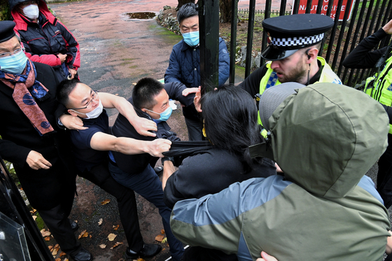 지난 16일 영국 맨체스터 주재 중국 영사관 앞에서 벌어진 반중 시위에서 몸싸움이 일어나고 있다. 〈사진=AP 연합뉴스〉