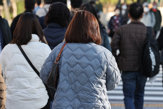 지난 12일 패딩을 입은 시민들이 서울 종로구 광화문역 인근에서 길을 건너는 모습. 〈사진-연합뉴스〉 