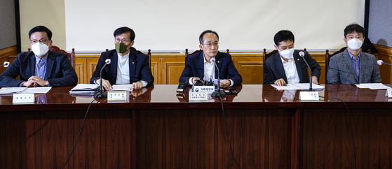 추경호 경제부총리 겸 기획재정부 장관(가운데)과 한국은행 총재를 비롯한 경제 관련 부처장들이 23일 오후 서울 중구 은행회관에서 열린 비상 거시경제 금융회의를 마친 뒤 결과를 발표하고 있다. (사진=연합뉴스)