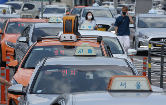 지난달 26일 서울역에서 대기 중인 택시. 〈사진=연합뉴스〉