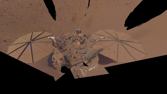 먼지를 뒤집어 쓴 인사이트호의 모습. 〈사진=NASA 제공〉