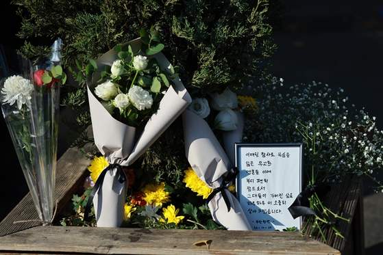 오늘(30일) 서울 용산구 이태원 압사 사고 현장 인근에 희생자를 추모하는 꽃과 편지가 놓여있는 모습. 〈사진-연합뉴스〉 