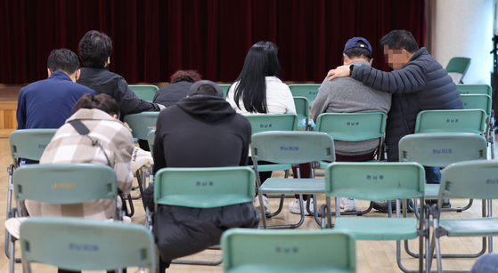 30일 오전 서울 용산구 한남동주민센터에서 이태원 압사 사고 관련 실종자 접수를 마친 가족과 관계자들이 대기하고 있다. (사진=연합뉴스)