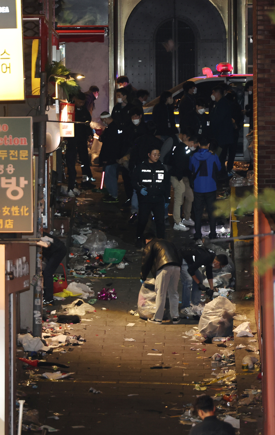 〈YONHAP PHOTO-0425〉 사고 현장 살펴보는 경찰 관계자      (서울=연합뉴스) 박동주 기자 = 인명사고가 발생한 서울 용산구 이태원 사고 현장을 30일 새벽 경찰 관계자 등이 살펴보고 있다.  2022.10.30        pdj6635@yna.co.kr/2022-10-30 02:30:59/ 〈저작권자 ⓒ 1980-2022 ㈜연합뉴스. 무단 전재 재배포 금지.〉