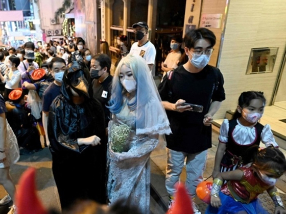 어젯밤(30일) 홍콩 란콰이퐁에서 핼러윈을 즐기는 사람들. 〈사진-AFP·연합뉴스〉