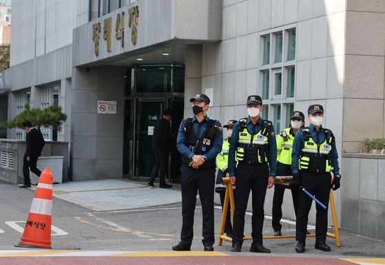 지난 30일 오후 이태원 압사 사고 사망자들이 안치된 서울 용산구 순천향대학교서울병원 장례식장 입구를 경찰이 통제하고 있다. 〈사진=연합뉴스〉