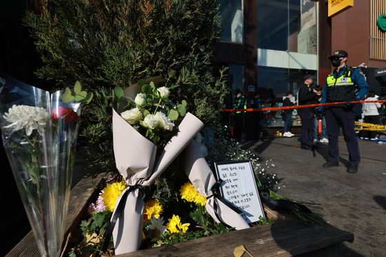 지난 30일 서울 용산구 이태원동 압사 사고 현장 부근에 숨진 이들을 추모하는 꽃과 편지가 놓여 있다. 〈사진=연합뉴스〉