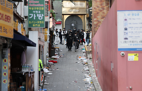 지난달 31일 오후 서울 용산구 이태원에서 국립과학수사연구원 및 경찰 관계자 등이 '핼러윈 압사 참사' 현장감식을 마치고 현장을 나서고 있다. 〈사진=연합뉴스〉