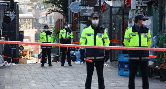 31일 오전 경찰 관계자들이 서울 용산구 이태원 세계음식문화거리 출입을 통제하고 있다. 〈사진-연합뉴스〉