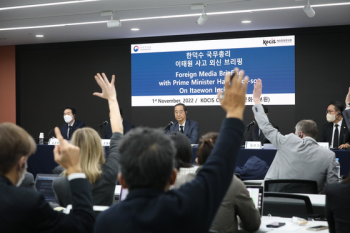 '이태원 참사' 외신기자의 질문은… “한국 정부 대처 미흡“ 지적