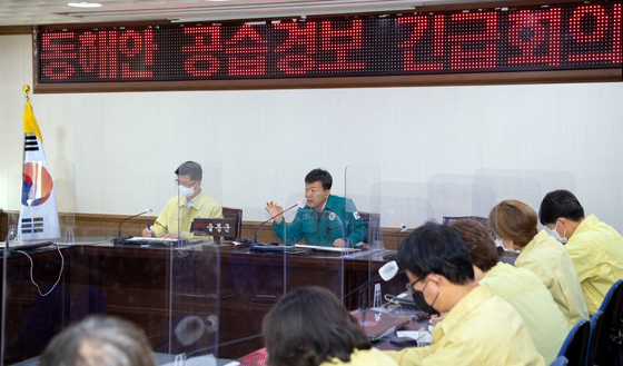 북한이 2일 오전 동해상 북방한계선(NLL) 이남으로 탄도미사일을 발사했다. 미사일 방향이 울릉도 쪽이었던 까닭에 공군 중앙방공통제소(MCRC) 및 탄도탄 경보 레이더 등과 연계된 중앙민방위경보통제센터에서 경북 울릉군에 공습경보를 발령했다. 사진은 오전 10시 50분께 울릉군청에서 열린 긴급대책회의 모습. (사진=울릉군청)